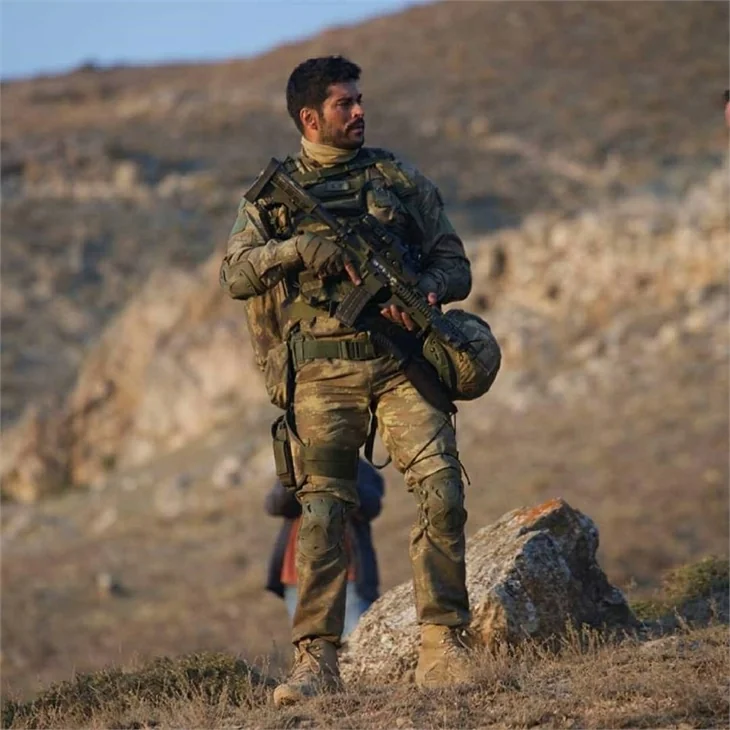 Burak Özçivit: Vatan sevgimi kimseye sorgulatmam!