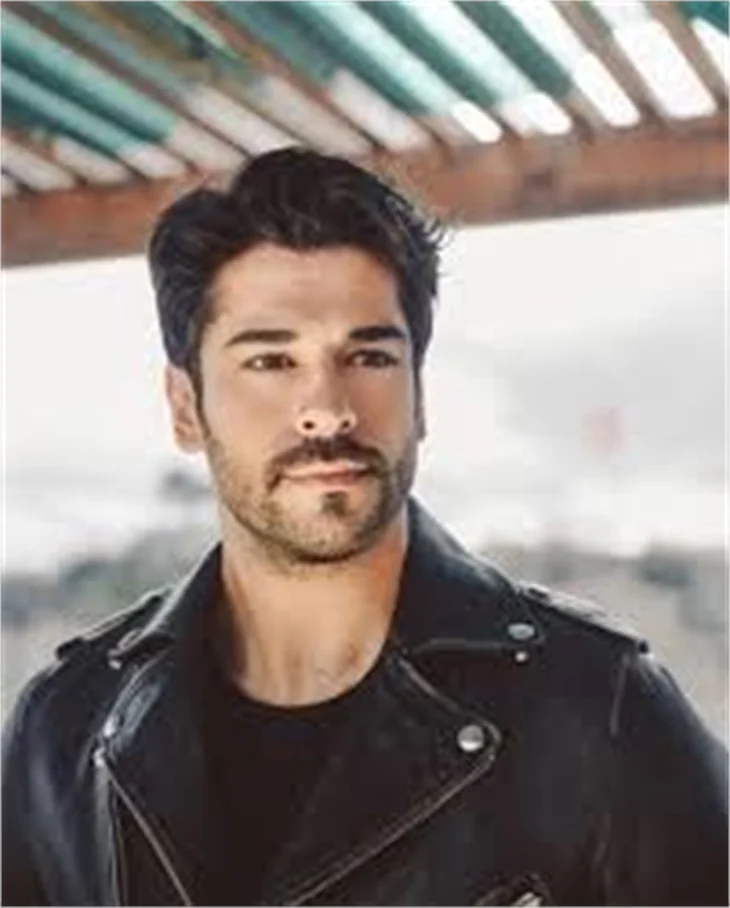 Burak Özçivit: Vatan sevgimi kimseye sorgulatmam!