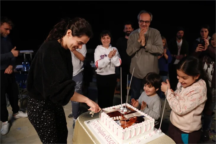 Özge Özpirinçci'ye sette doğum günü sürprizi!
