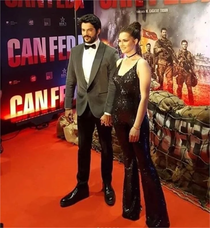 Burak Özçivit'in ayakları olay oldu!