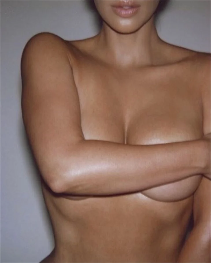 Kim Kardashian sosyal medyayı salladı!