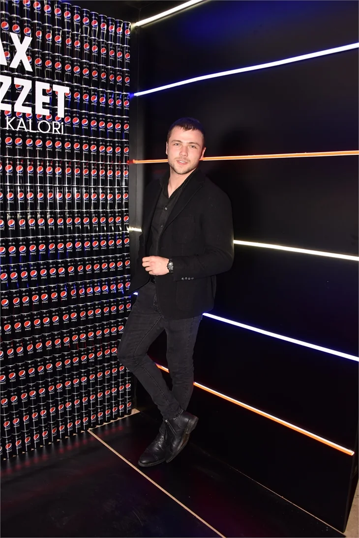 Tolga Sarıtaş'ın partisine ünlü akını!