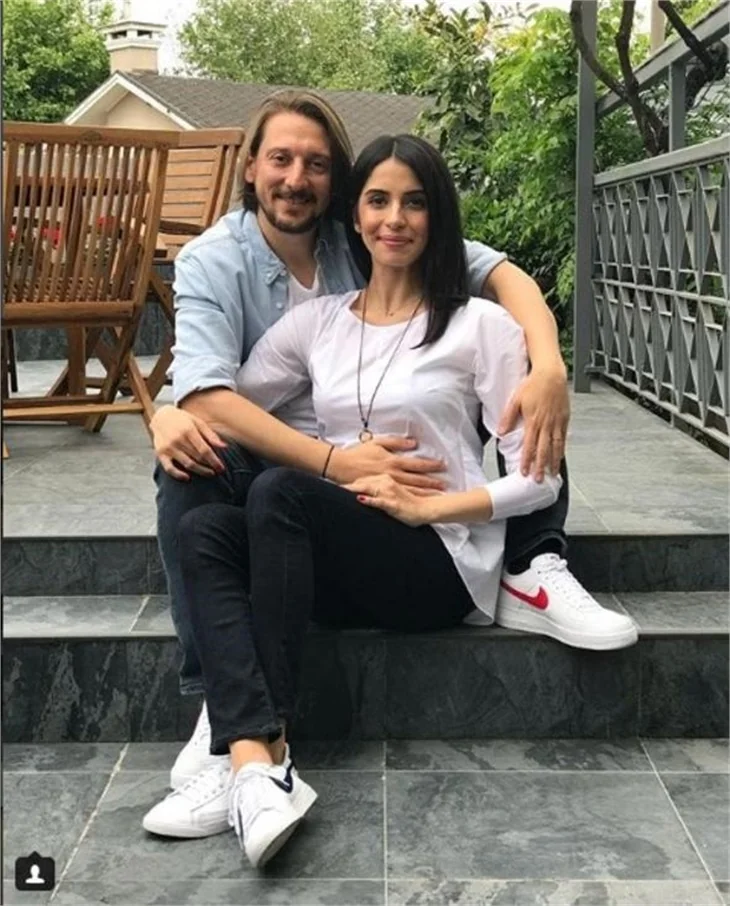 Ünlü çiftten müjdeli haber...