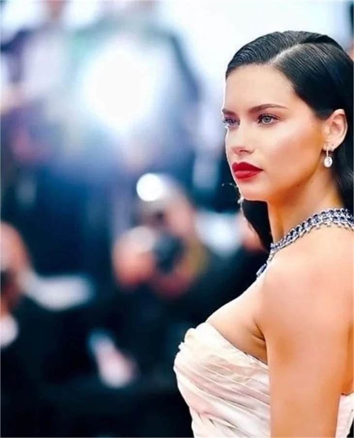 Adriana Lima'nın kiloları dikkat çekti!