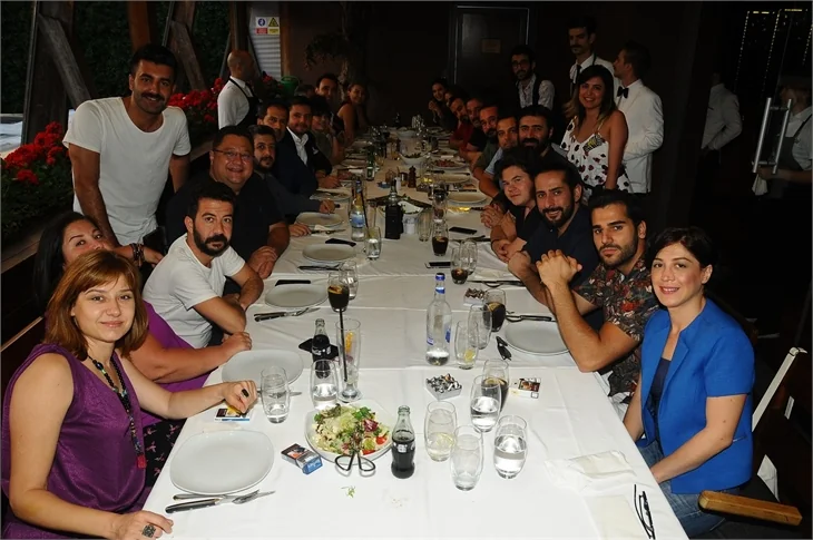 'Kalk Gidelim' ailesi yemekte buluştu!