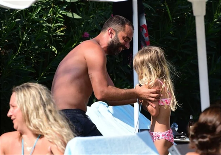 Semih Şentürk ile Umut Oğuz sahilde horon çektiler!