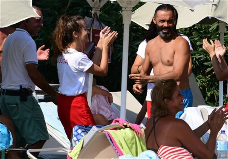 Semih Şentürk ile Umut Oğuz sahilde horon çektiler!