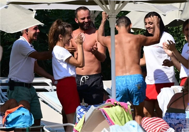 Semih Şentürk ile Umut Oğuz sahilde horon çektiler!