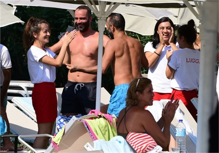 Semih Şentürk ile Umut Oğuz sahilde horon çektiler!