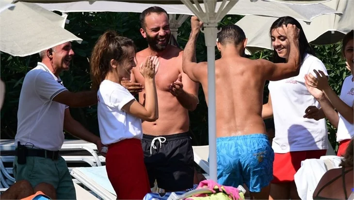 Semih Şentürk ile Umut Oğuz sahilde horon çektiler!