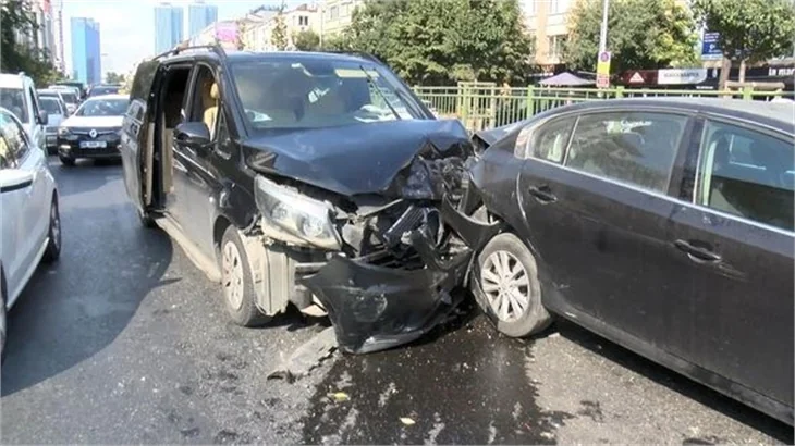 Sibel Can ve oğlu Emir Aksüt kaza geçirdi!