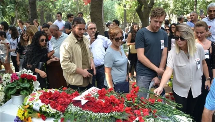 Tarık Akan mezarı başında anıldı!