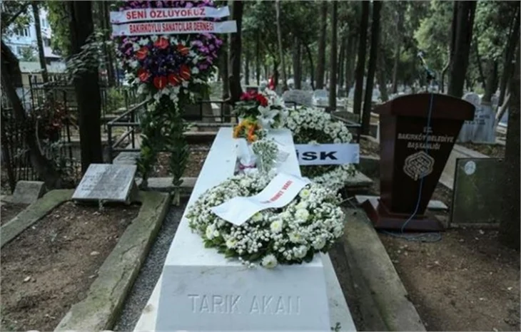 Tarık Akan mezarı başında anıldı!