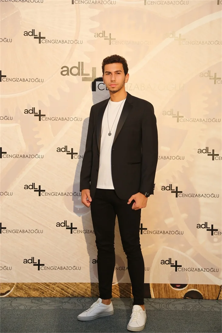 Cengiz Abazoğlu defilesinde podyumu salladılar!