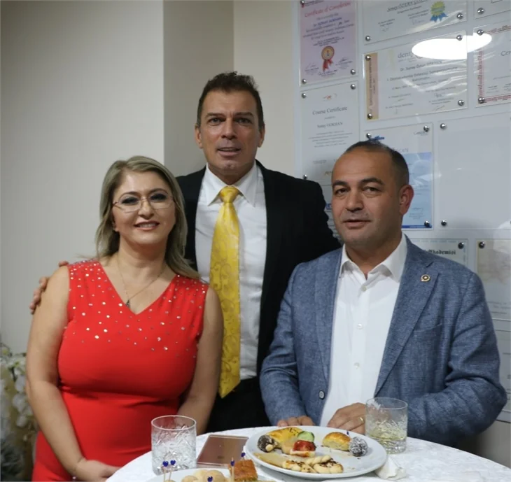 Ünlü isimleri buluşturan açılış!