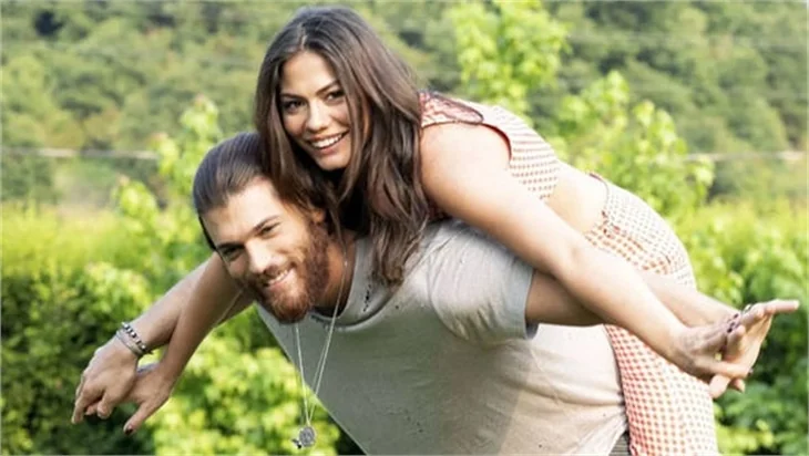 Demet Özdemir, rol arkadaşı Can Yaman'la aşk mı yaşıyor?