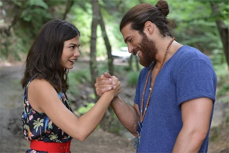 Demet Özdemir, rol arkadaşı Can Yaman'la aşk mı yaşıyor?