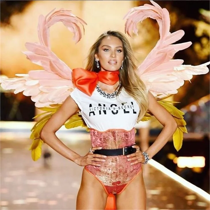 Candice Swanepoel şaşırttı!