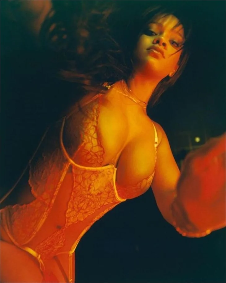 Rihanna kendi tasarımını giydi!