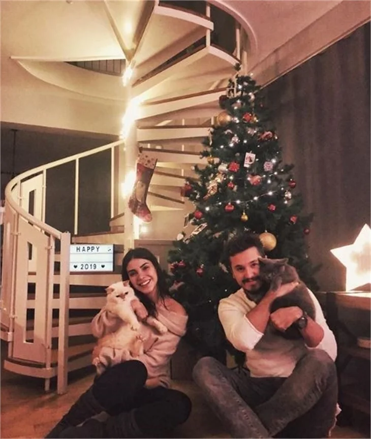 Ünlülerden yeni yıl paylaşımları!