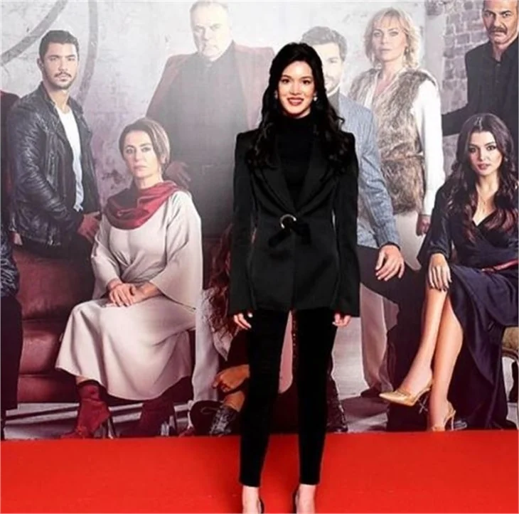 Halka'ya Hande Erçel'siz gala!