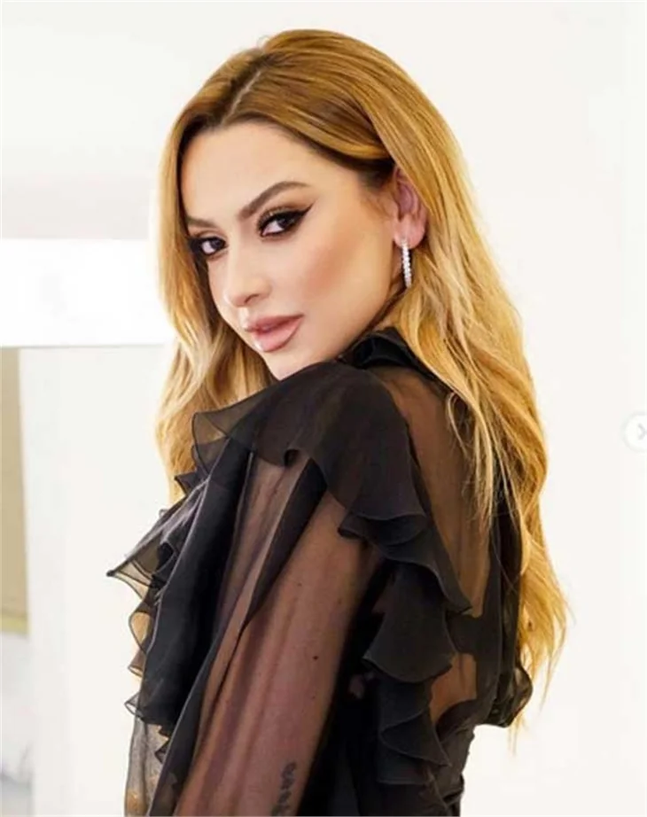 O Ses Türkiye'de transparan Hadise