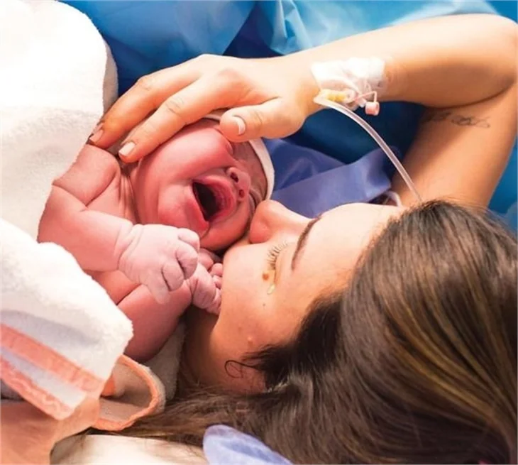 İlk karşılaşma... Alişan ve Buse oğullarına böyle kavuştu