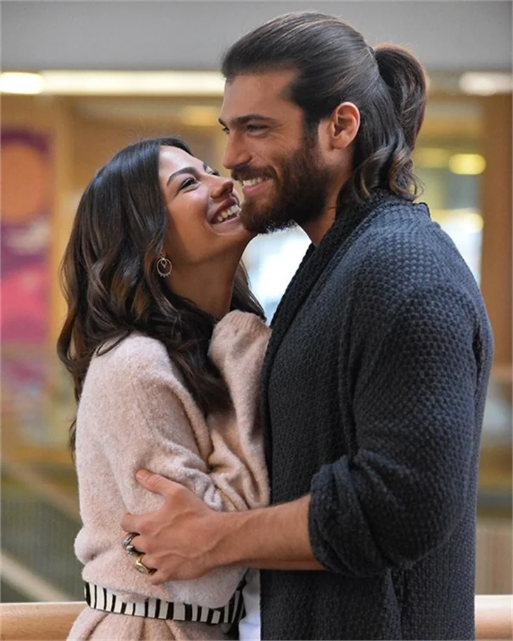 Can Yaman'dan Demet Özdemir'e doğum günü sürprizi!