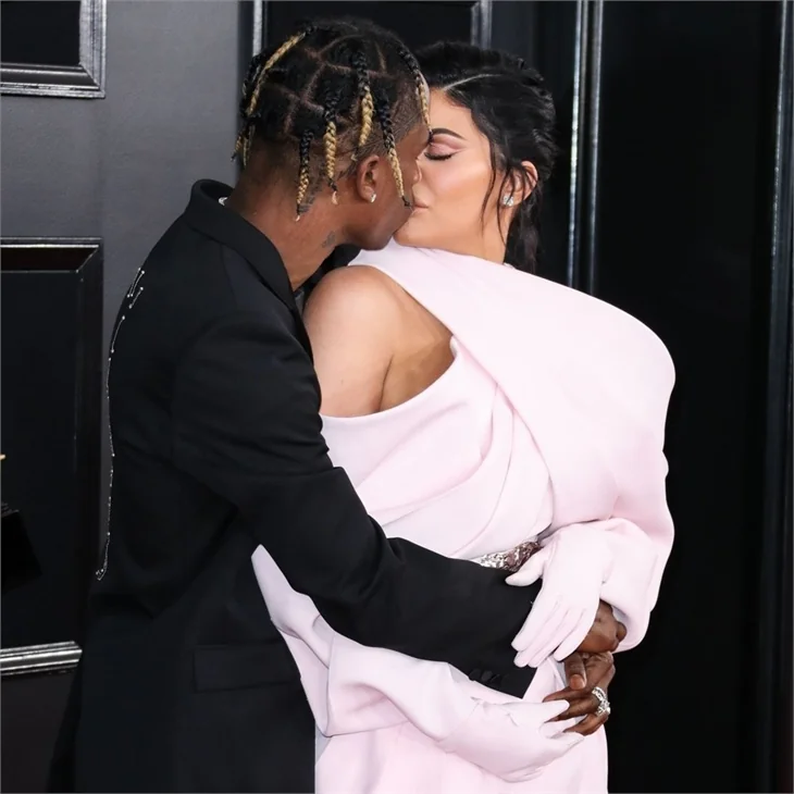 Kylie Jenner, Travis Scott’ın kendisini aldattığını iddia etti!