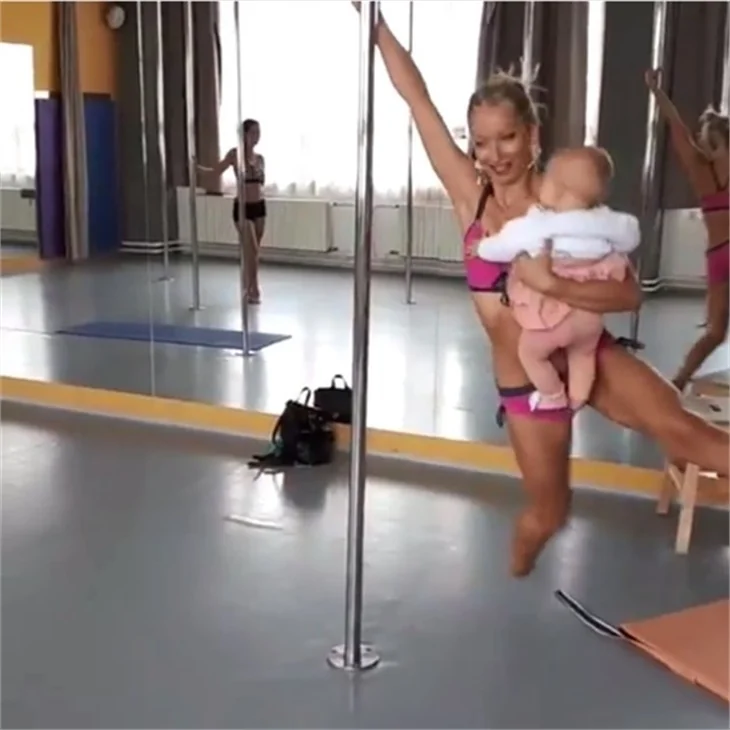 Ünlü dansçı bebeğiyle direk dansı yaptı!