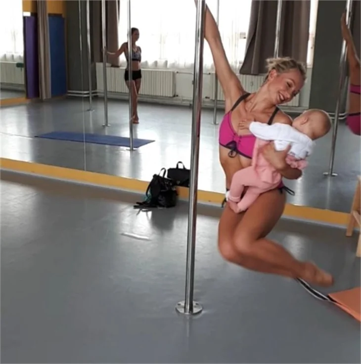 Ünlü dansçı bebeğiyle direk dansı yaptı!