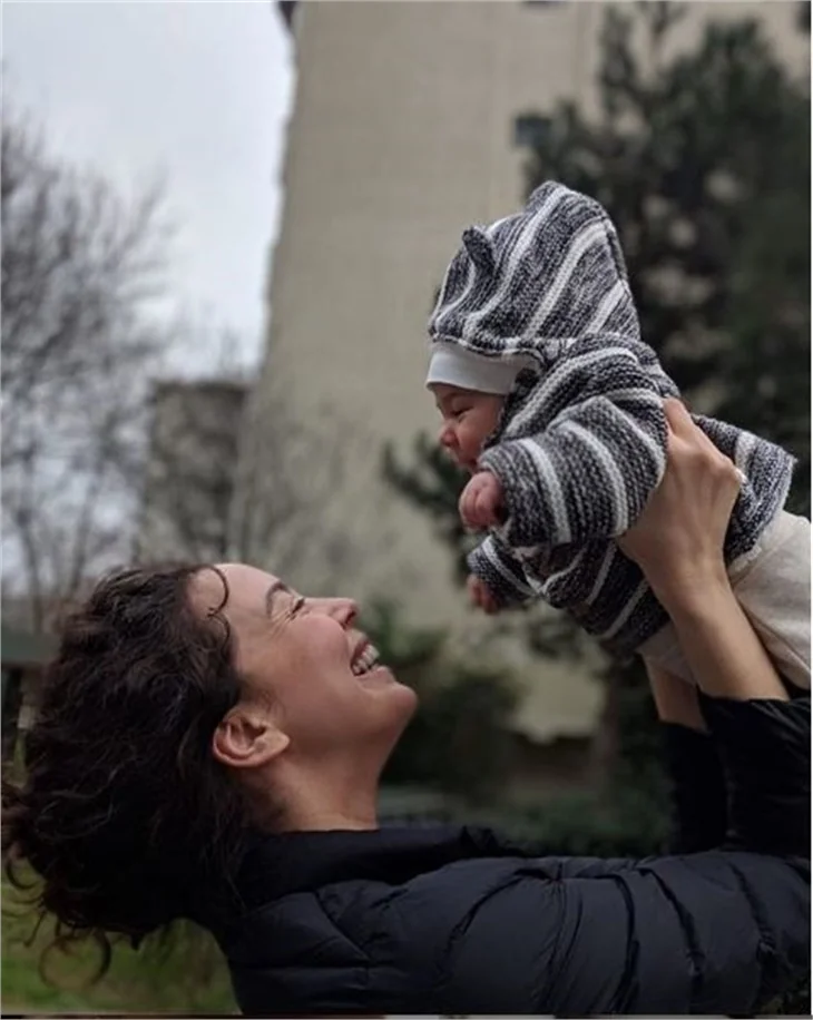 Azra Akın anneliği sevdi!