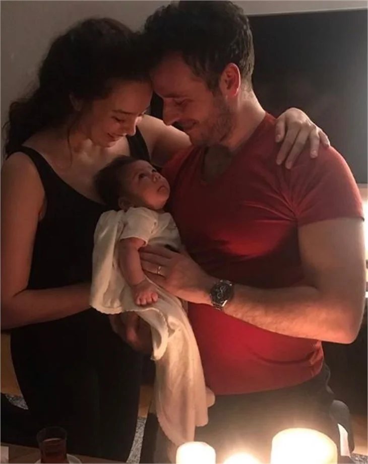 Azra Akın anneliği sevdi!