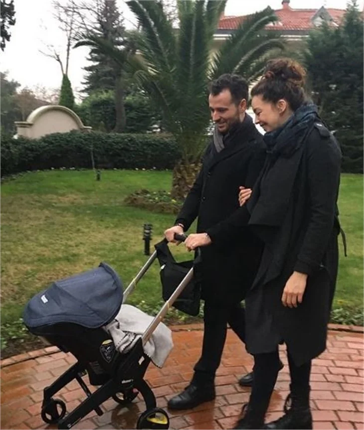 Azra Akın anneliği sevdi!