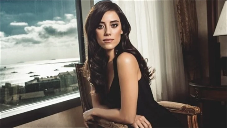 Cansu Dere İspanya'yı fethetti!