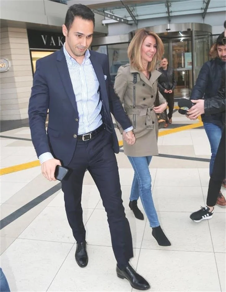 Flaş iddia! Demet Şener üçüncü çocuğuna mı hamile?