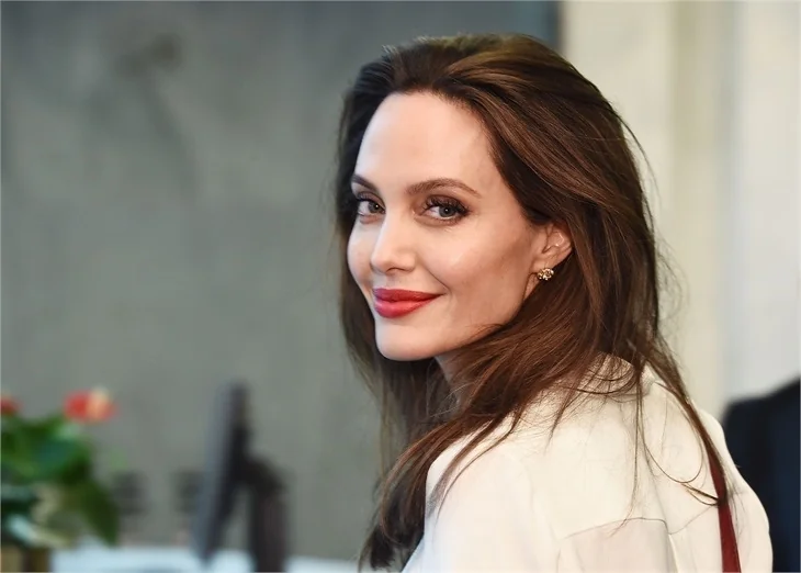 Ve Angelina Jolie ile Brad Pitt evliliği resmen bitti!