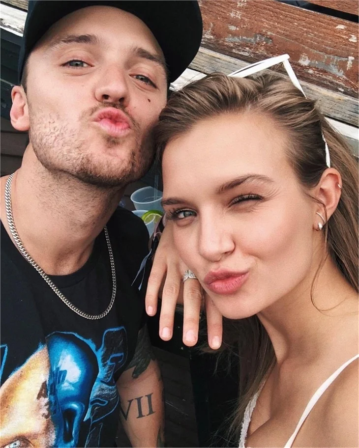Josephine Skriver düğün hazırlıklarını tamamladı!