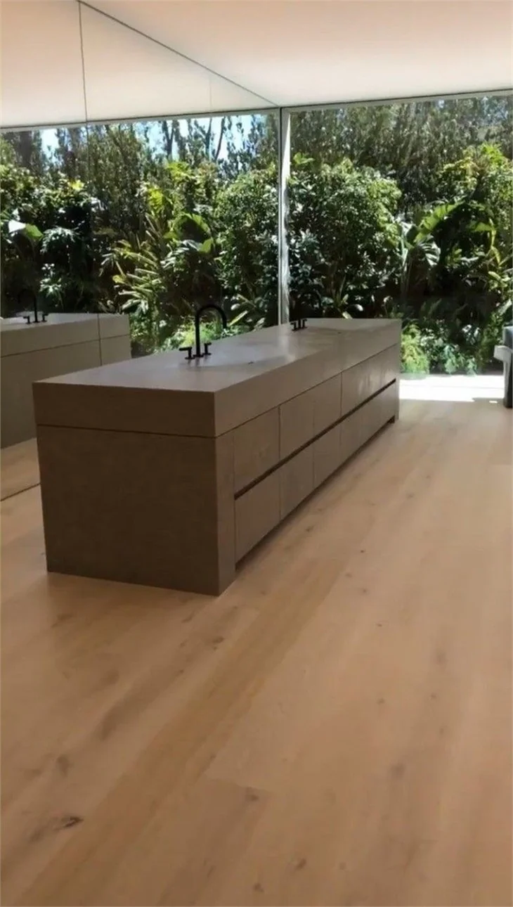 Kim Kardashian evinin kapılarını açtı, o oda dikkat çekti!