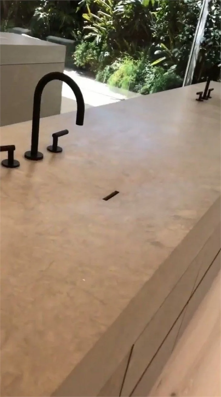 Kim Kardashian evinin kapılarını açtı, o oda dikkat çekti!