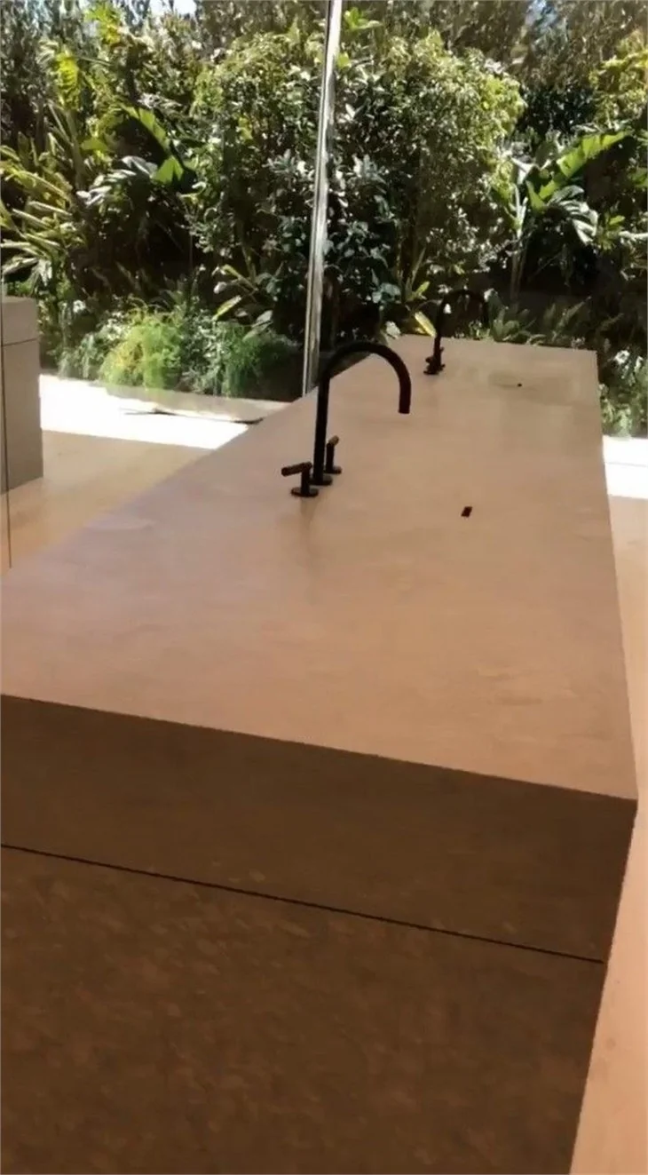 Kim Kardashian evinin kapılarını açtı, o oda dikkat çekti!