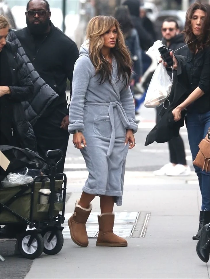 Jennifer Lopez sokakta bornozla görüntülendi!