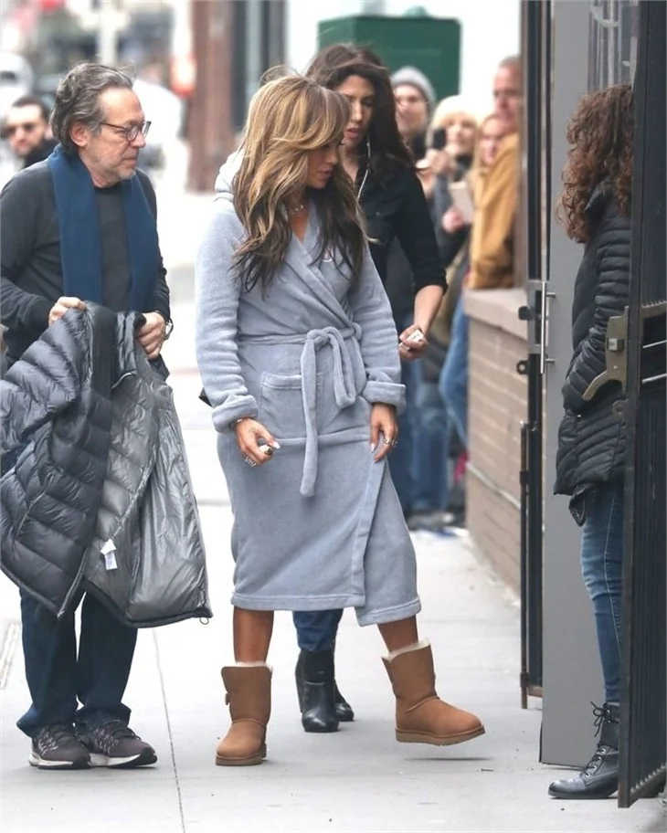 Jennifer Lopez sokakta bornozla görüntülendi!