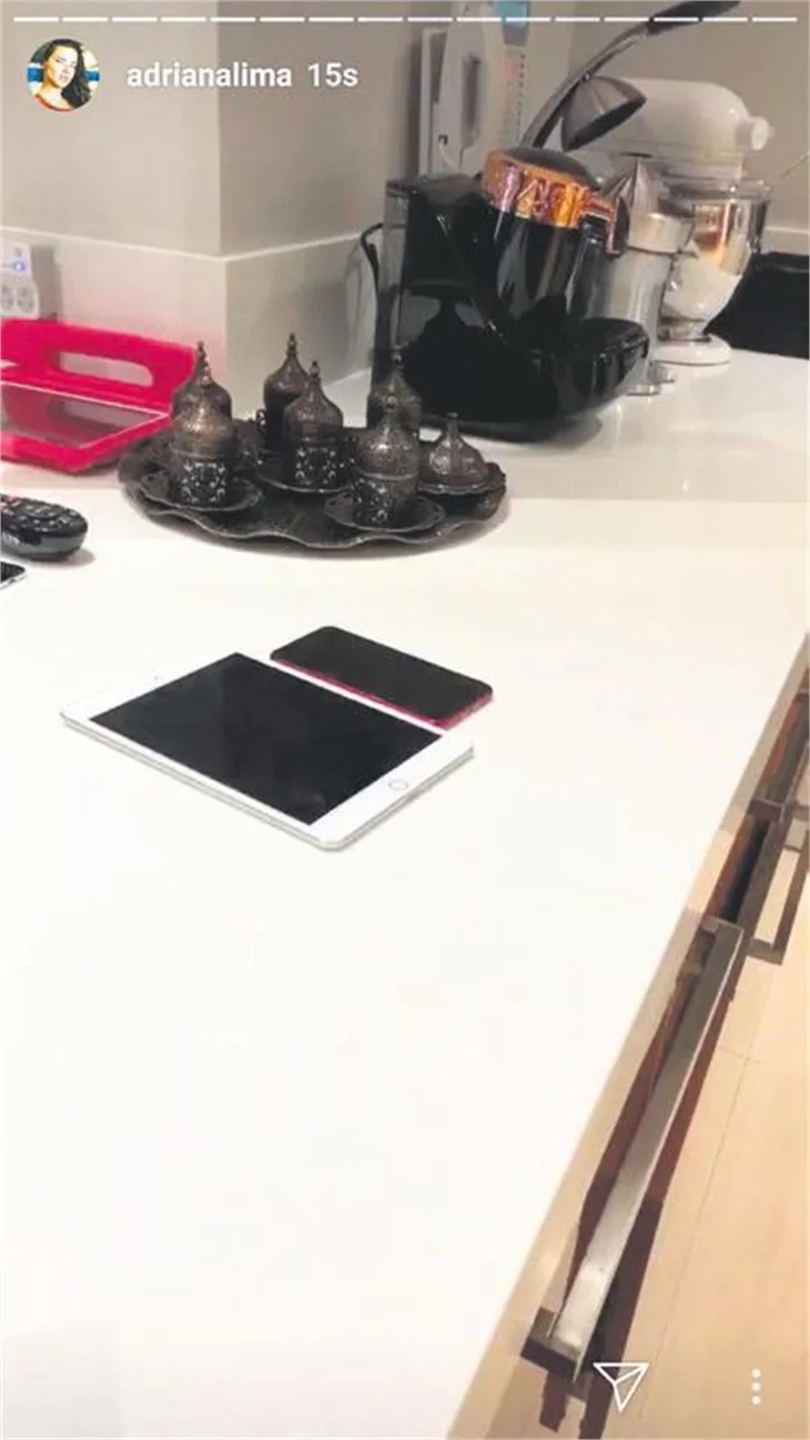 Adriana Lima, Metin Hara'dan vazgeçti ama ondan vazgeçemedi!