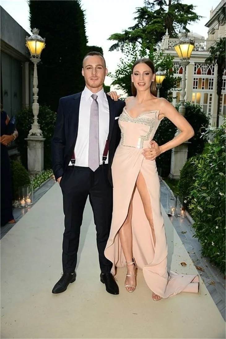 Flaş! Serenay Sarıkaya ve Kerem Bürsin yollarını ayırdı!