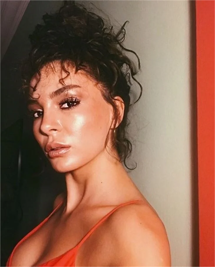 Hercai'nin yıldız oyuncusu Ebru Şahin gönülleri fethetti!