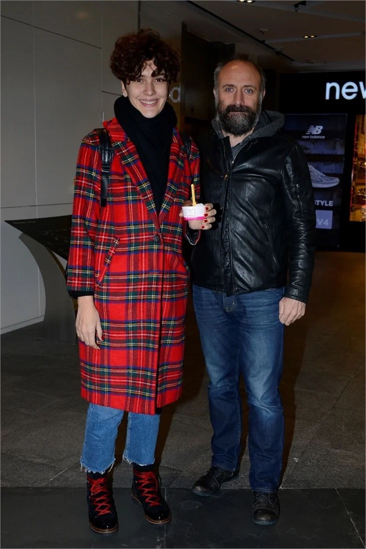 Halit Ergenç ve Bergüzar Korel'den örnek hareket!