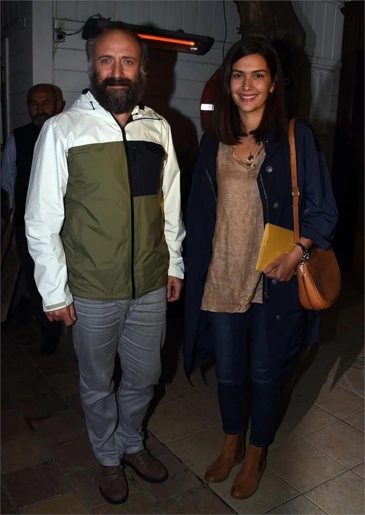 Halit Ergenç ve Bergüzar Korel'den örnek hareket!