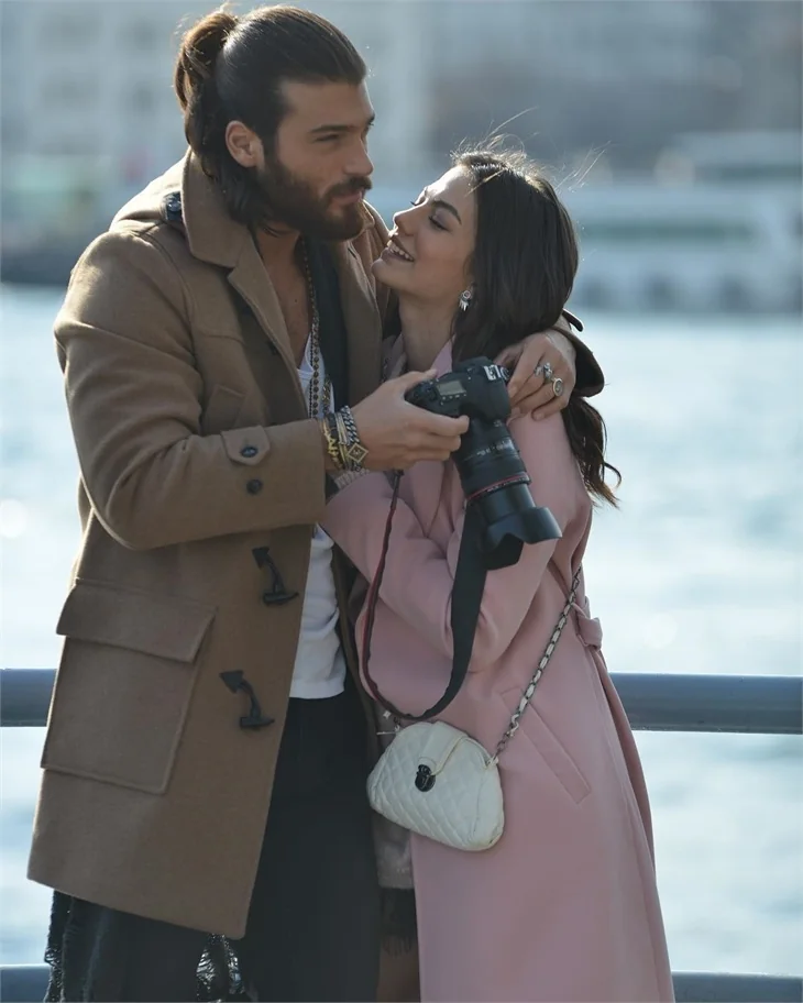 Can Yaman kafaları karıştırdı!