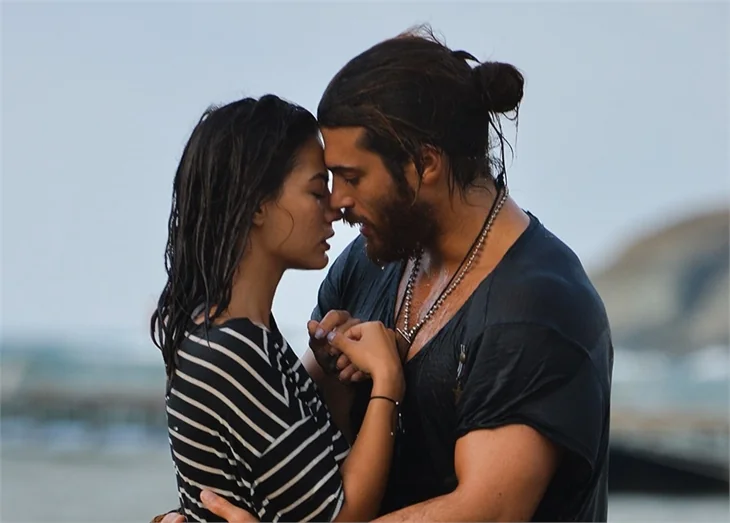 Can Yaman kafaları karıştırdı!